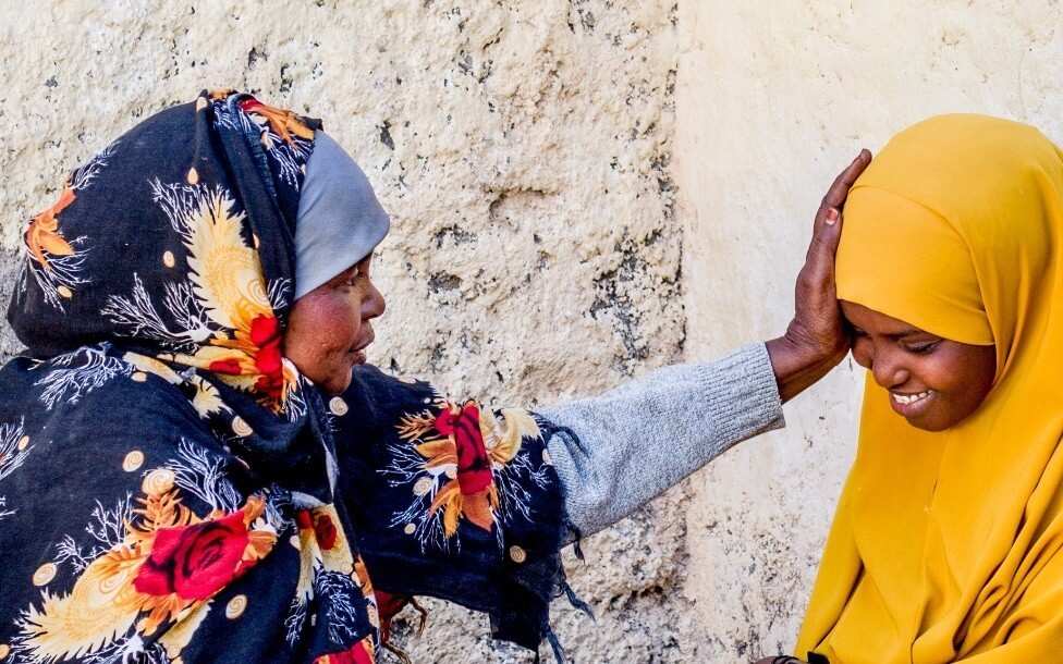 Saynab, eine Frau aus unserem Projekt in Somaliland im Gespräch mit ihrer Tochter. (Quelle: Mustafa Saeed/Kindernothilfe)