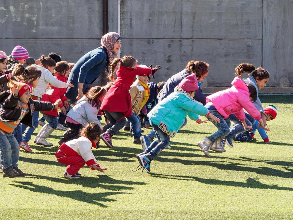 Kinder laufen und springen im Schutzzentrum. (Foto: Kindernothilfepartner) Kinder laufen und springen im Schutzzentrum. (Foto: Kindernothilfepartner)