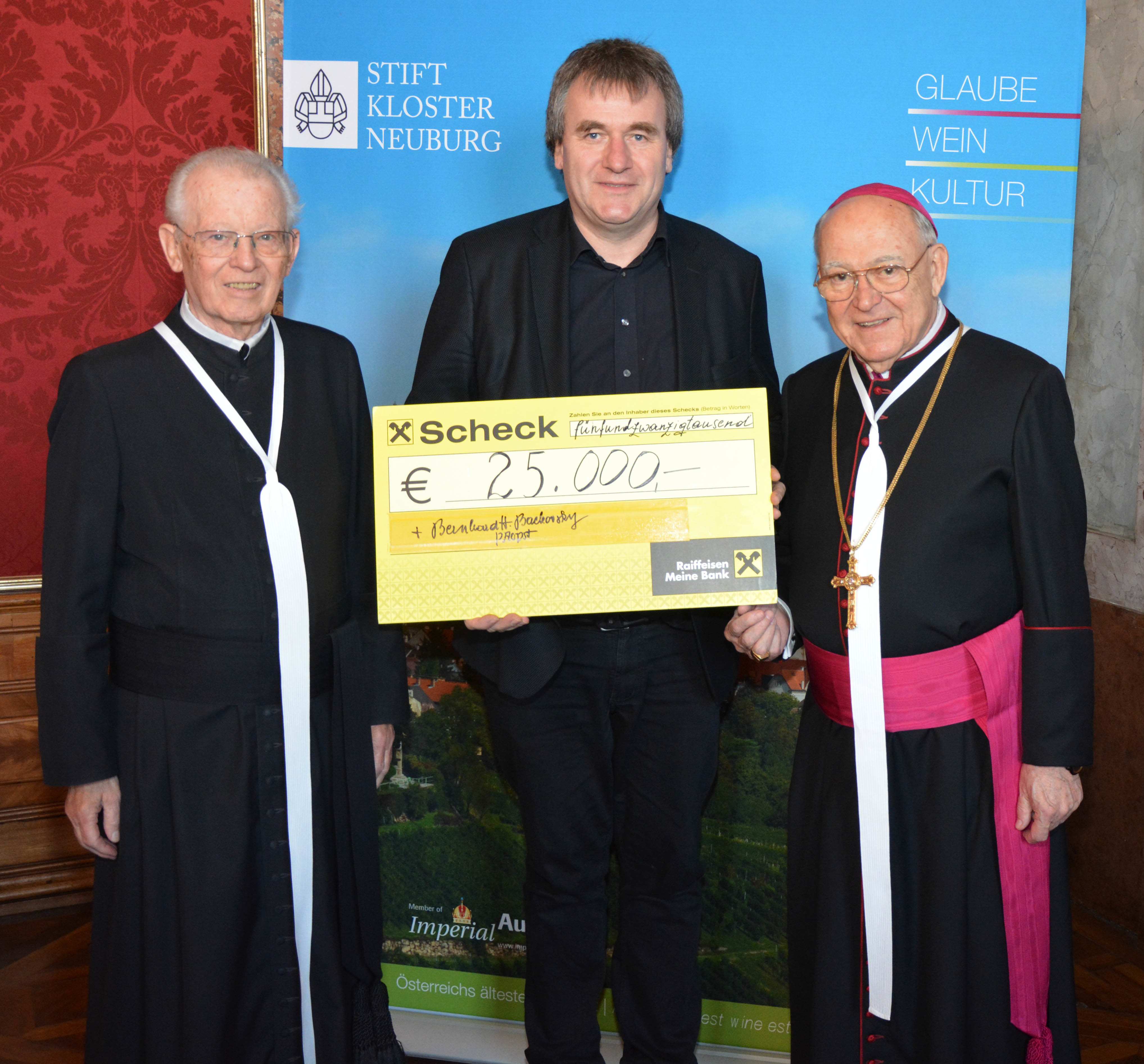 Stift Klosterneuburg Scheckübergabe (Foto: Stift Klosterneuburg)