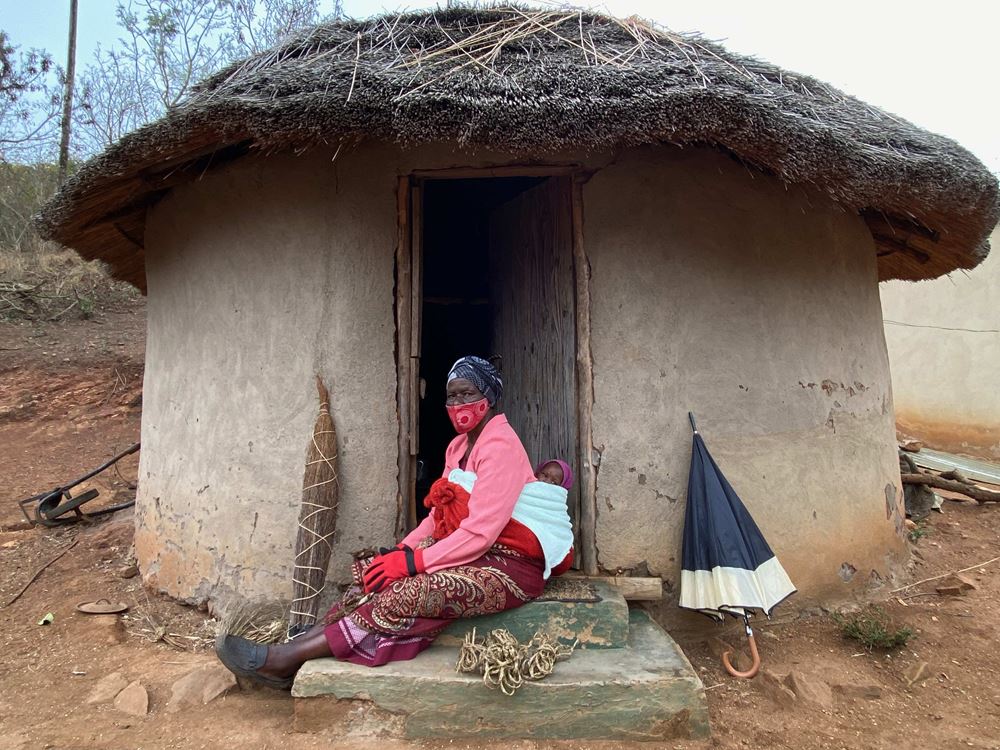 Eine Großmutter mit ihrem acht Monate alten Enkelkind (Quelle: Kieron Crawley) Eine Großmutter mit ihrem acht Monate alten Enkelkind (Quelle: Kieron Crawley)