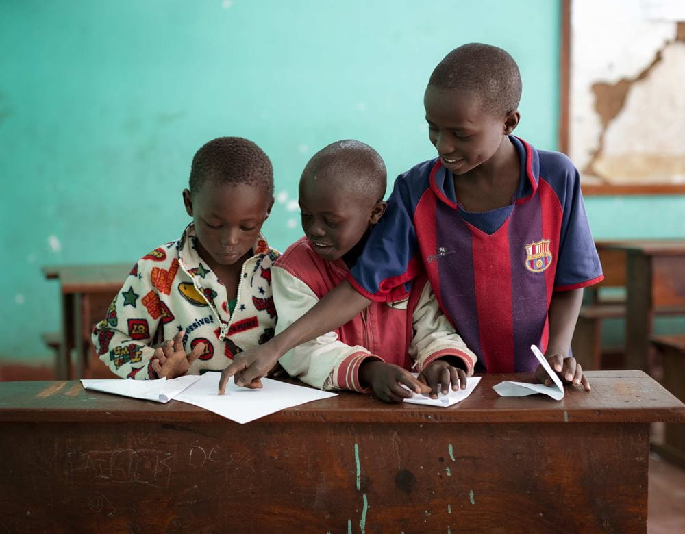 Drei Jungs beugen sich interessiert über ein Schulheft. (Foto: Lars Heidrich) Drei Jungs beugen sich interessiert über ein Schulheft. (Foto: Lars Heidrich)