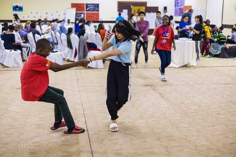 Zwei Jugendliche tanzen (Quelle: Martin Bondzio) Zwei Jugendliche tanzen (Quelle: Martin Bondzio)