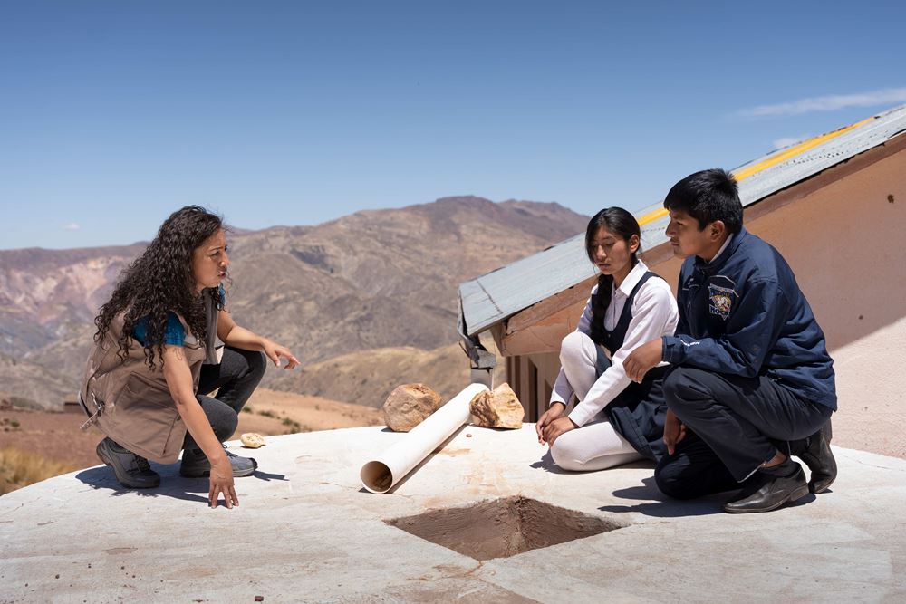 Sandra von Norsur, Franco und Ailyn hocken oben auf einem Wasserernter (Quelle: Christian Nusch) Sandra von Norsur, Franco und Ailyn hocken oben auf einem Wasserernter (Quelle: Christian Nusch)