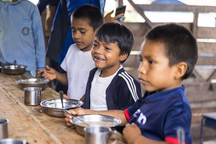 Mittagessen in einer 1-Lehrer-Schule in Ecuador (Foto: Martin Bonzio) Schulbücher