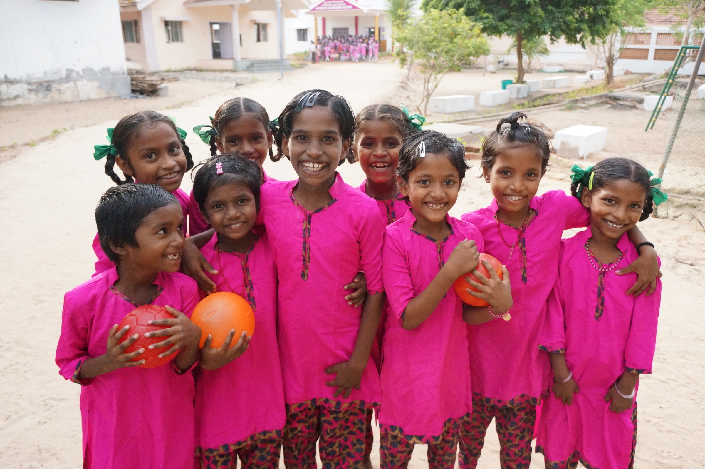 Mädchengruppe in Freizeituniform in Gnanapoo Illam Mädchengruppe in Freizeituniform in Gnanapoo Illam