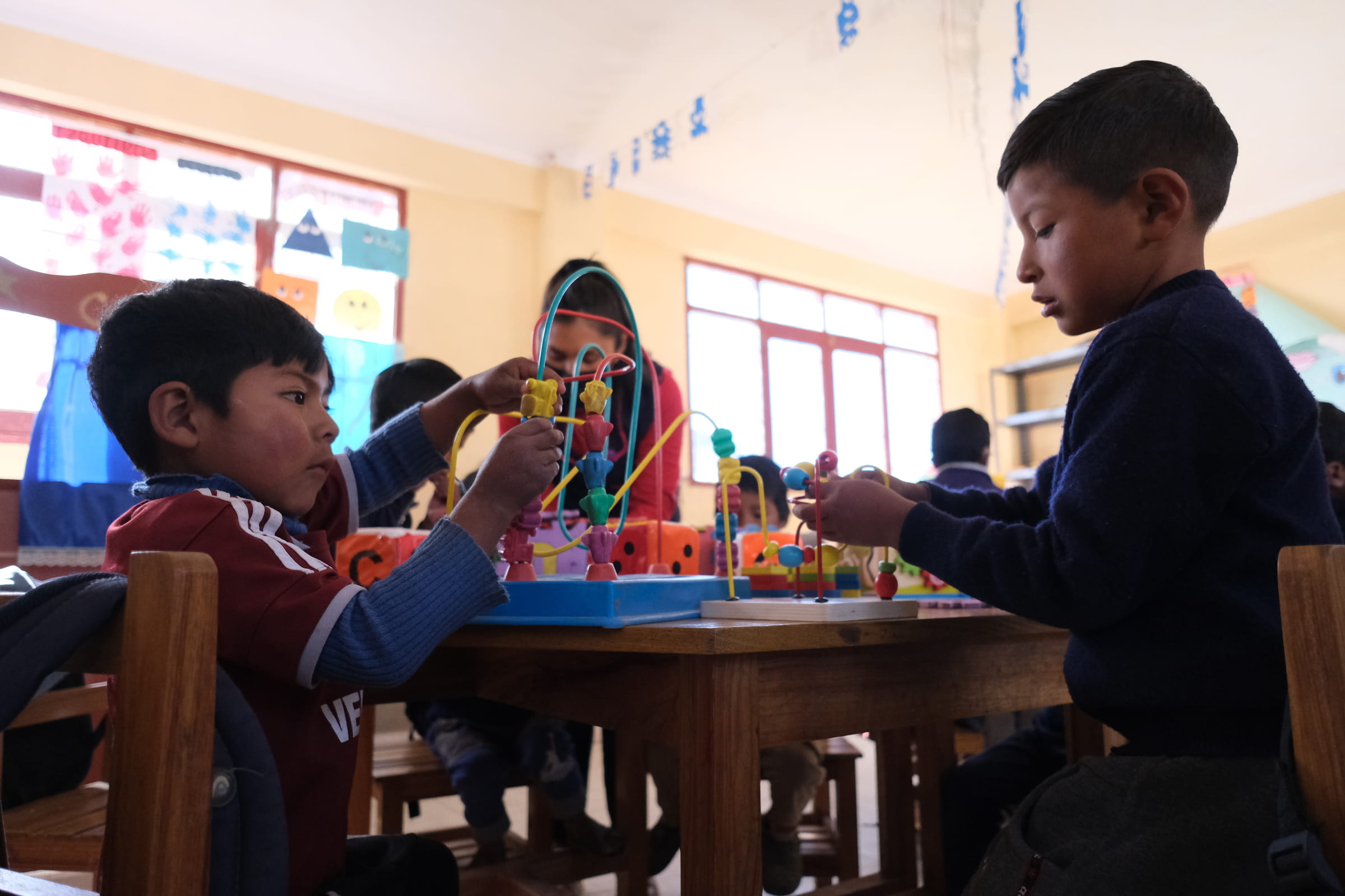 Altersgerechtes Unterrichtsmaterial erhöht den Lernerfolg der Kinder (Foto: Kindernothilfe)