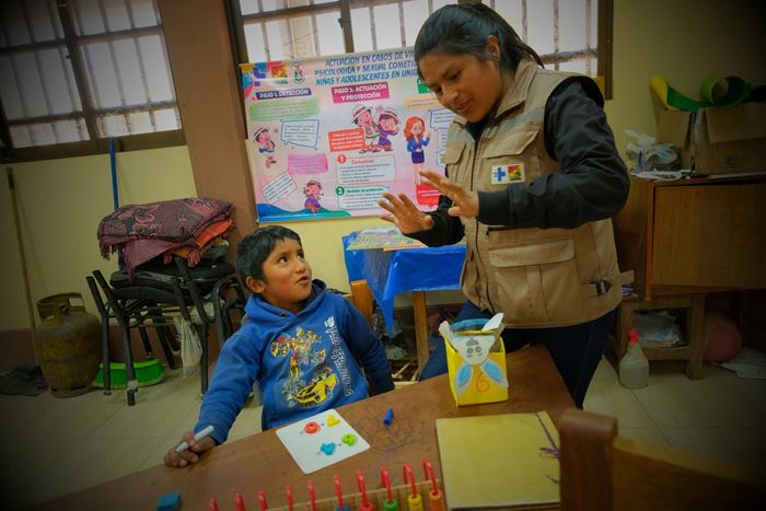 Autoritäre Lehrmethoden sollen durch einen gewaltlosen Unterrichtsstil abgelöst werden (Foto: Kindernothilfe) Autoritäre Lehrmethoden sollen durch einen gewaltlosen Unterrichtsstil abgelöst werden (Foto: Kindernothilfe)