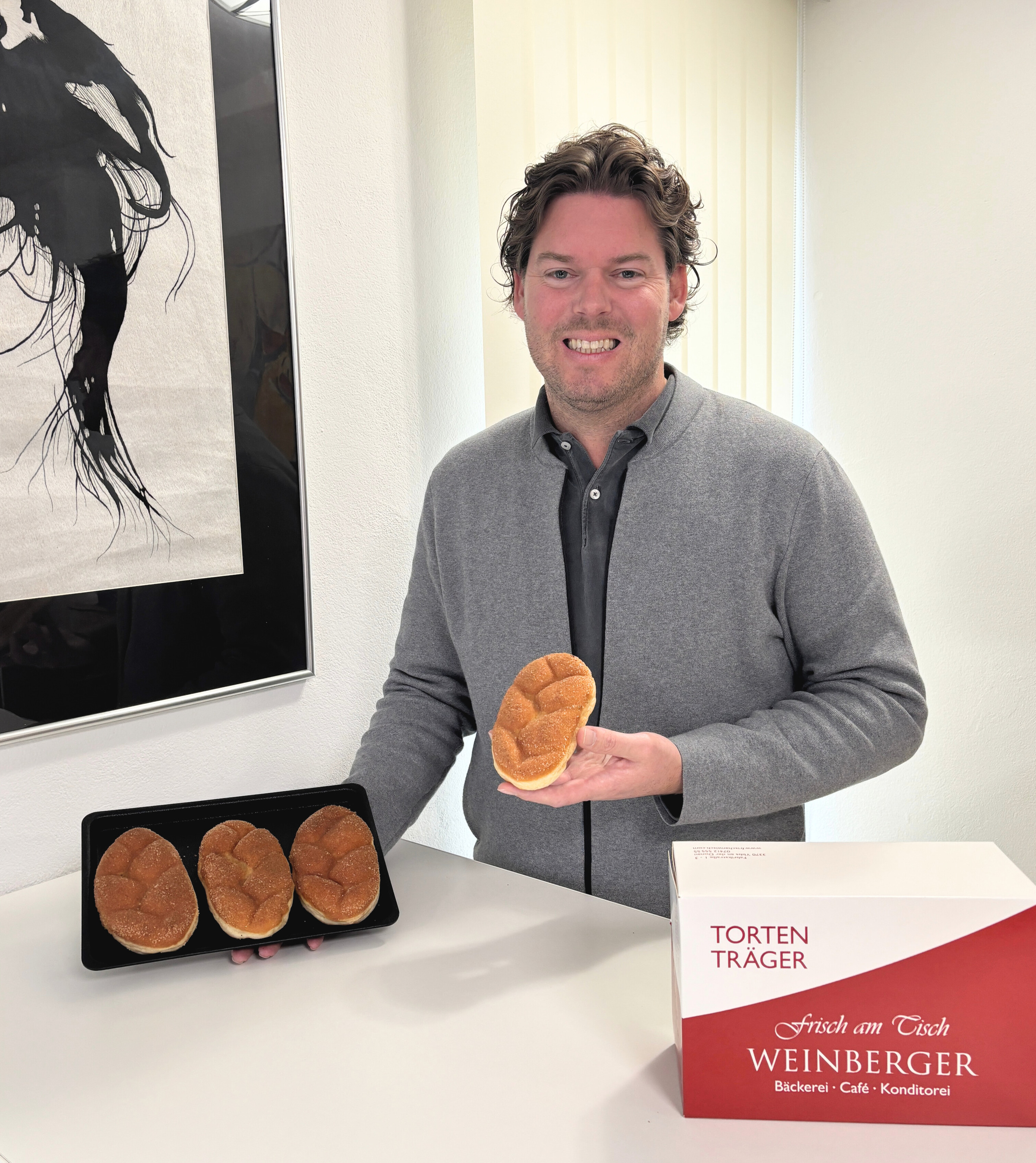 Bäckermeister Alexander Weinberger mit den Kindernothilfe-Krapferl (Foto: Weinberger)