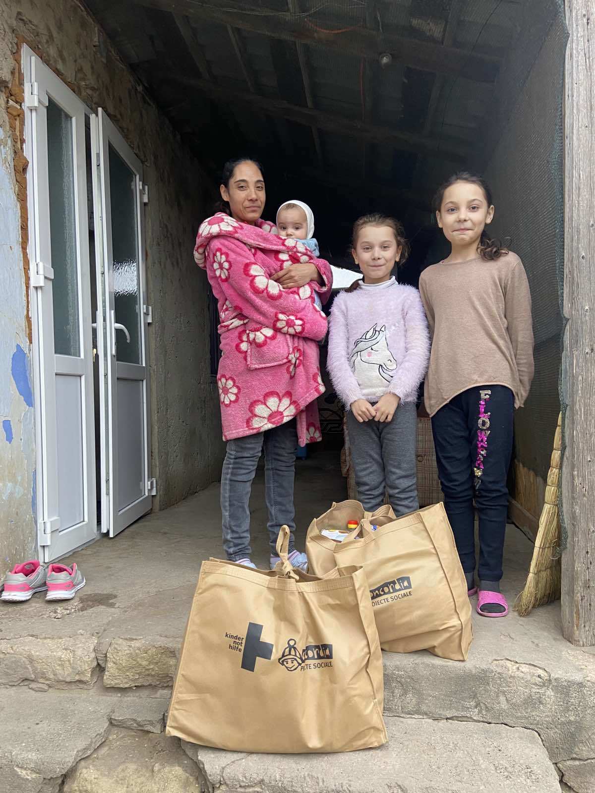 Familie in Moldau erhält Kleidung und Nahrung für den Winter. (Foto: CONCORDIA Sozialprojekte)