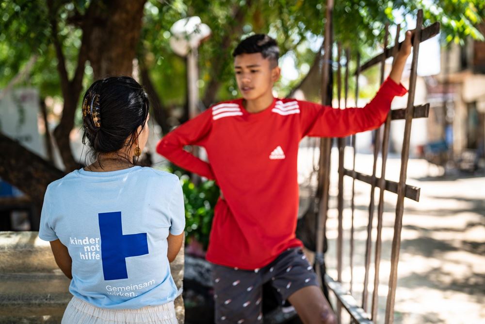 Eine Kindernothilfe-Mitarbeiterin im Gespräch mit einem Jugendlichen in einer Favela in Brasilien (Foto: Jakob Studnar) Eine Kindernothilfe-Mitarbeiterin im Gespräch mit einem Jugendlichen in einer Favela in Brasilien (Foto: Jakob Studnar)