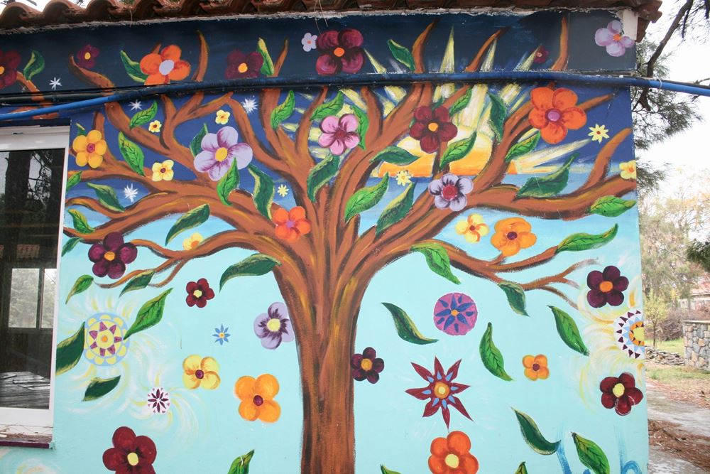 Bunte Malerei eines Baumes an einer Häuserwand in Chile. (Foto: Jürgen Schübelin) Bunte Malerei eines Baumes an einer Häuserwand in Chile. (Foto: Jürgen Schübelin)