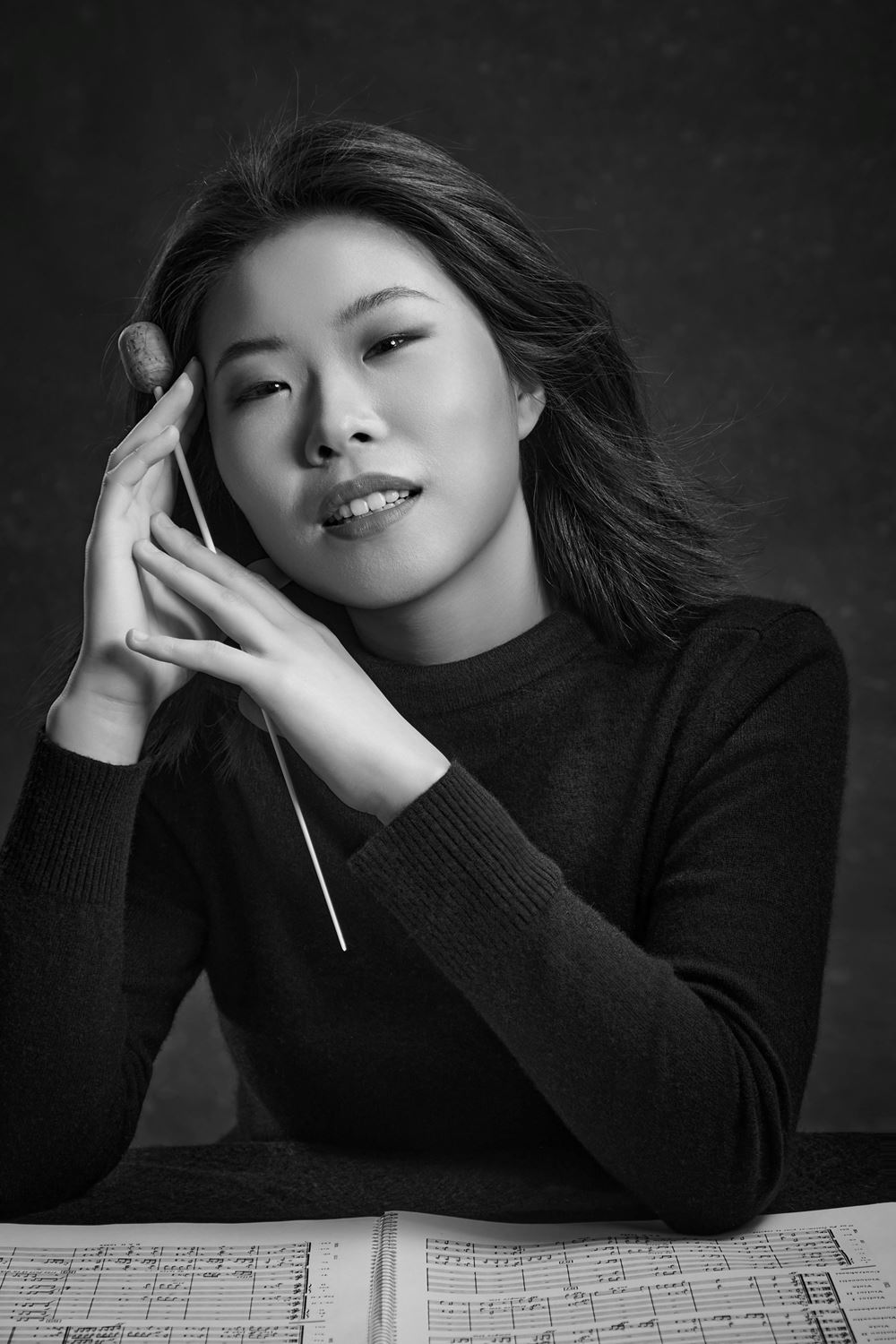 Ying Xu holding a baton. (Photo: Haima Master Studio) Ying Xu holding a baton. (Photo: Haima Master Studio)