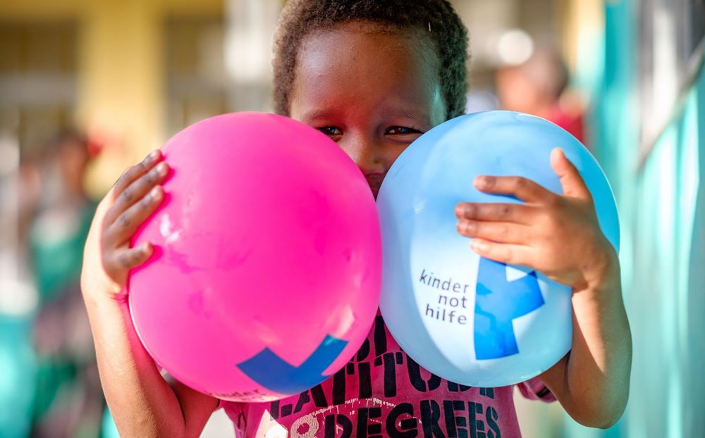 Ein kleines Mädchen hält sich zwei Luftballons vors Gesicht. (Foto: Jakob Studnar) Ein kleines Mädchen hält sich zwei Luftballons vors Gesicht. (Foto: Jakob Studnar)
