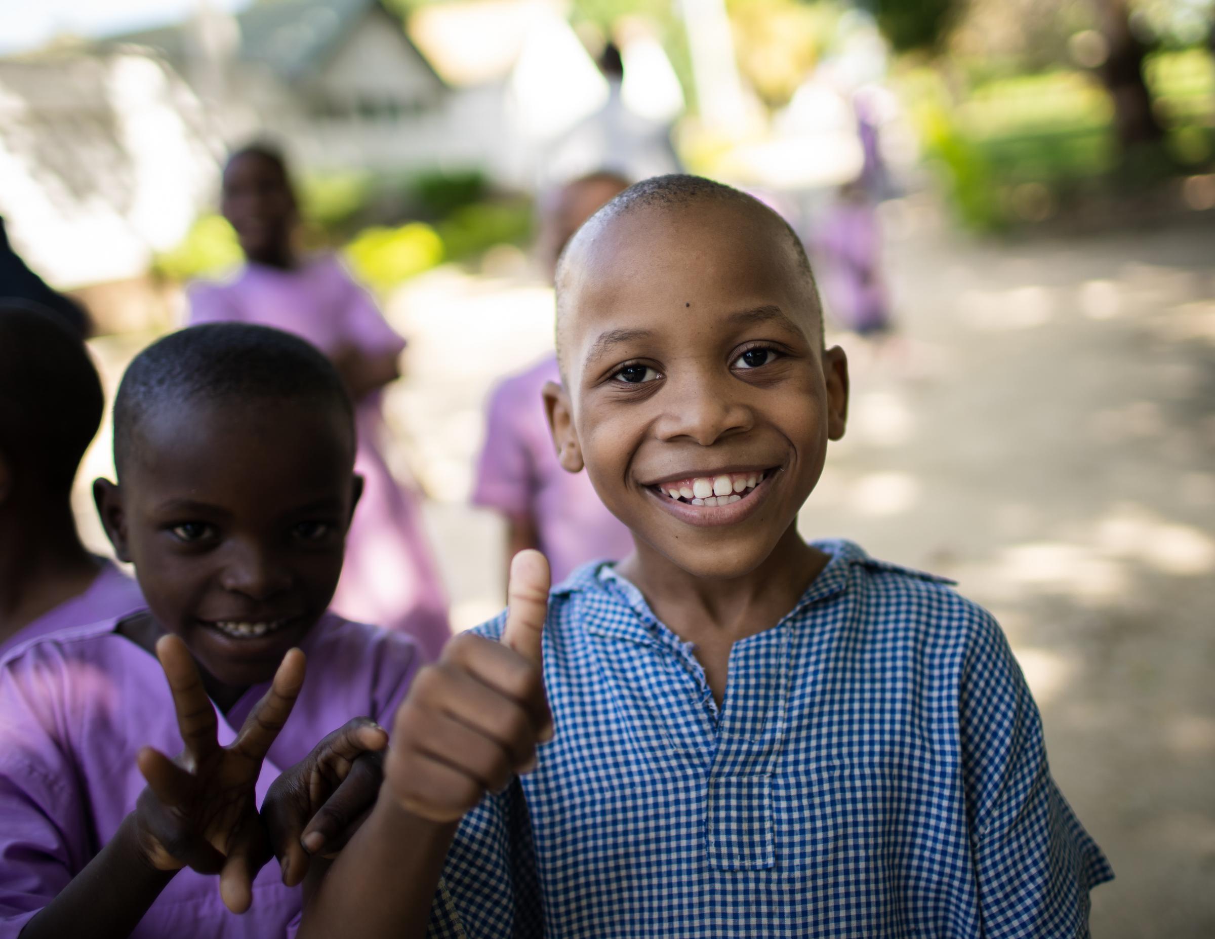 Ein Junge aus Kenia lacht in die Kamera. (Foto: Lars Heidrich)