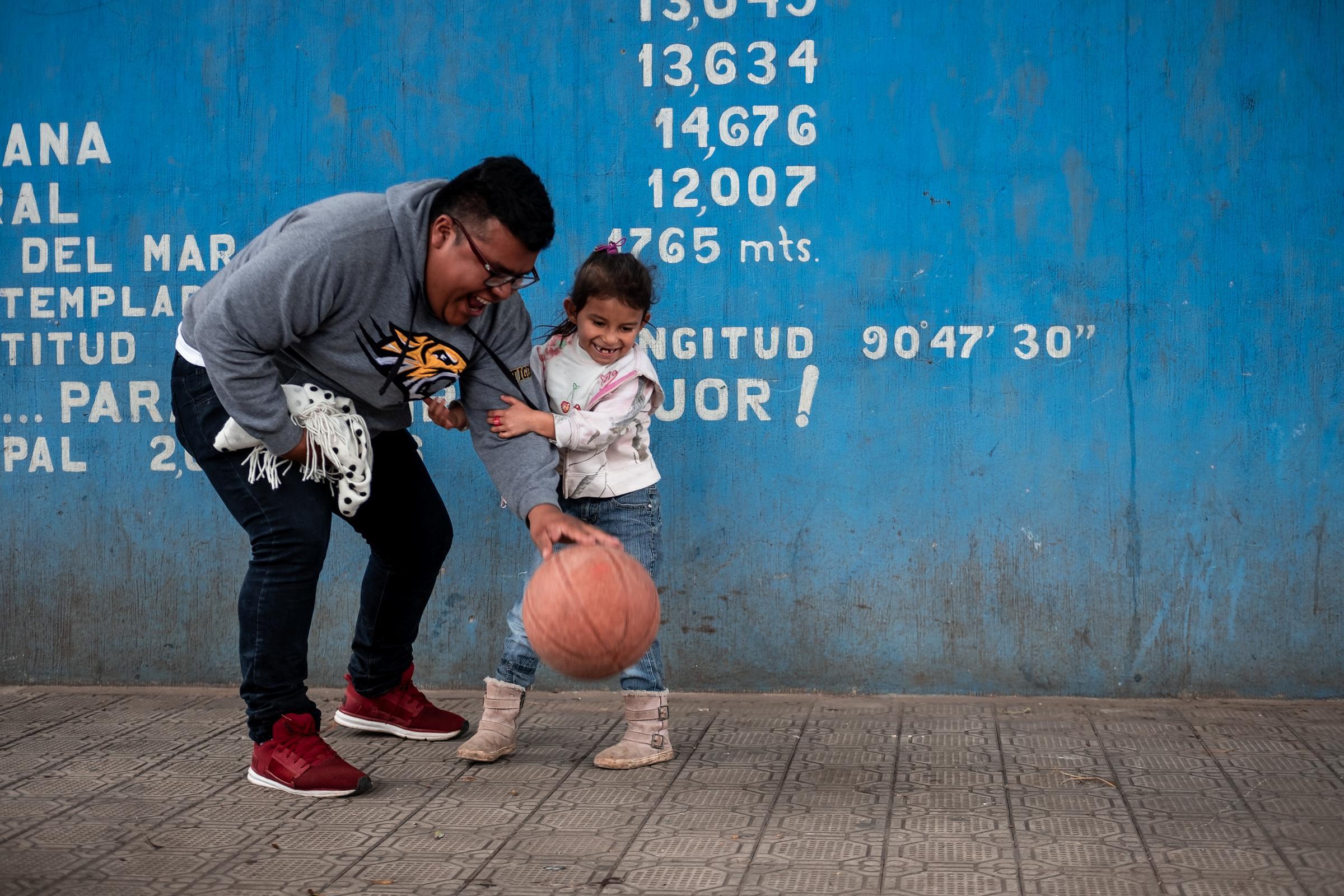 Ein Mann und ein Mädchen spielen Ball. (Foto: Fabian Strauch)