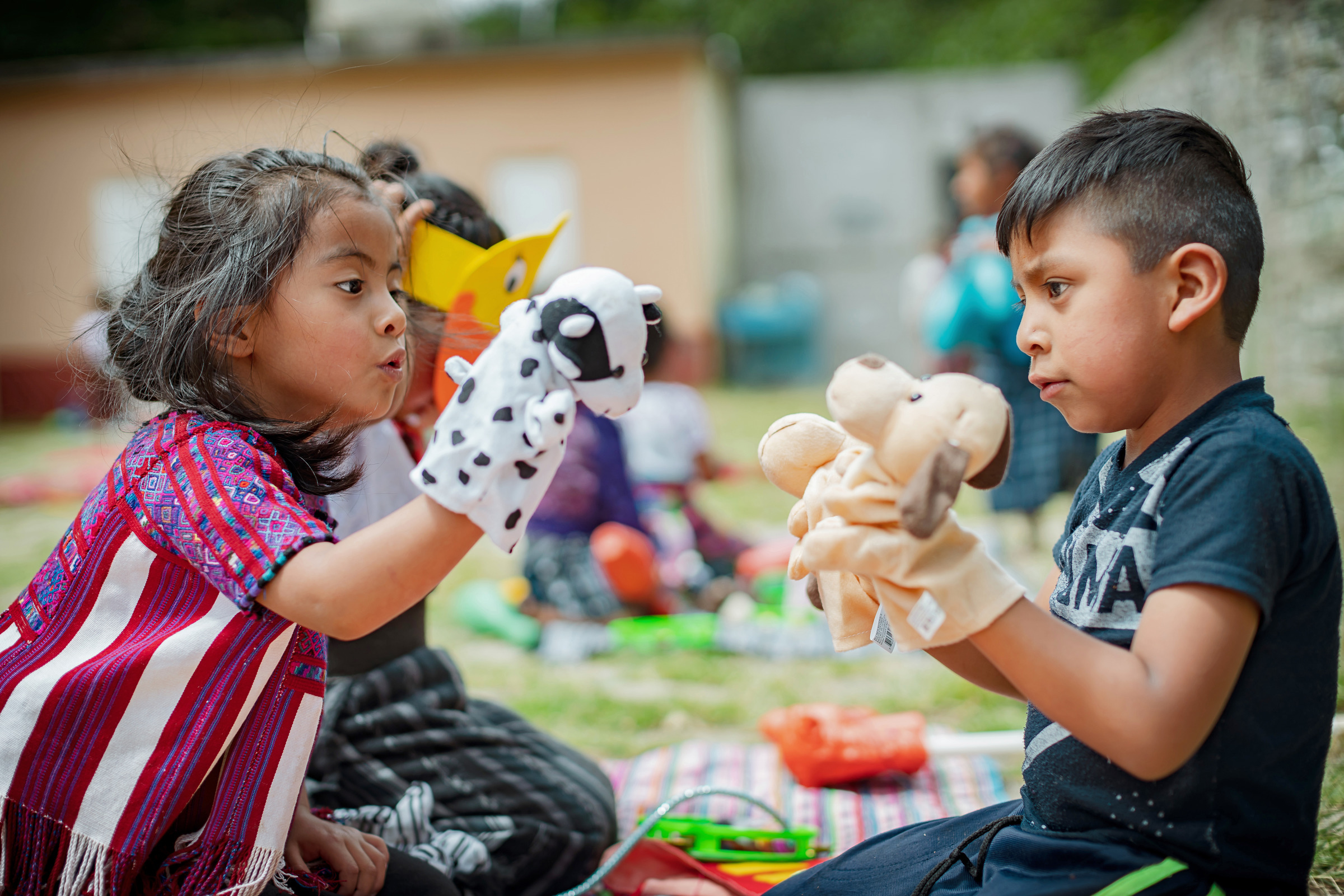 Kinder spielen mit Handpuppen. (Foto: Jakob Studnar)
