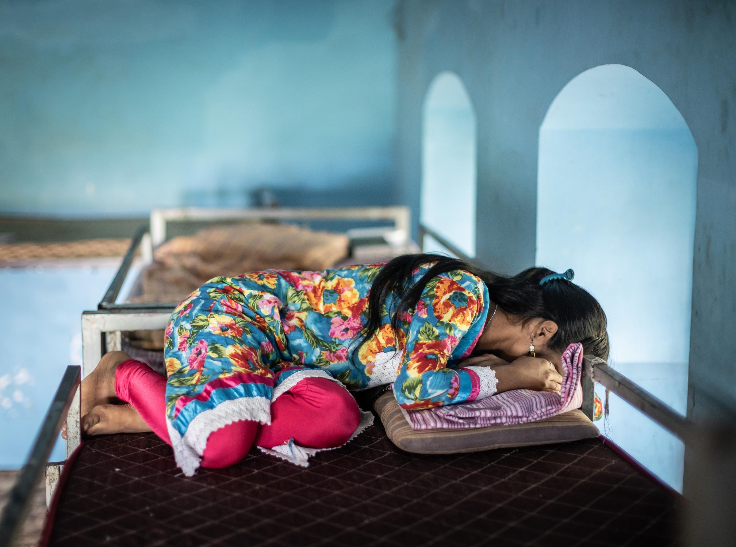 Mädchen vergräbt ihr Gesicht in ihren Armen. (Foto: Jakob Studnar)