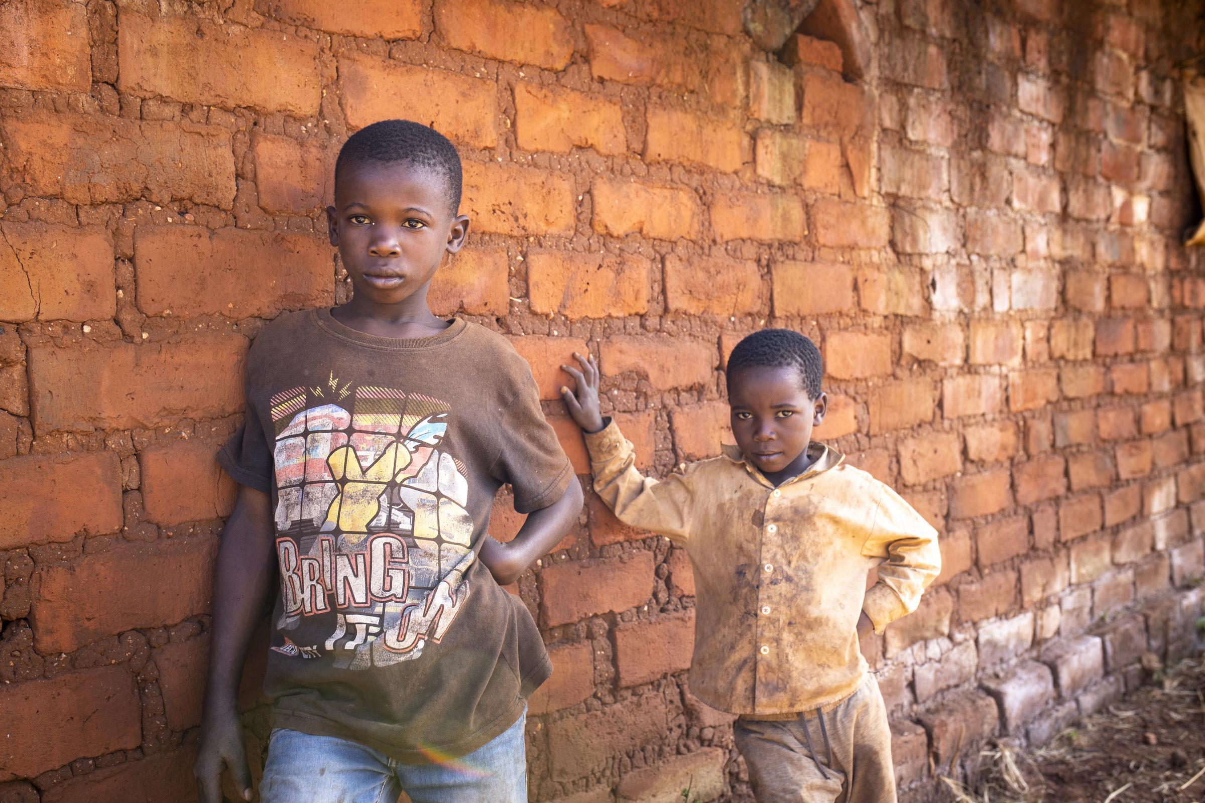 Kinder in Sambia lehnen an einer Mauer . (Foto: Christian O. Bruch / KNH) Kinder in Sambia lehnen an einer Mauer . (Foto: Christian O. Bruch / KNH)