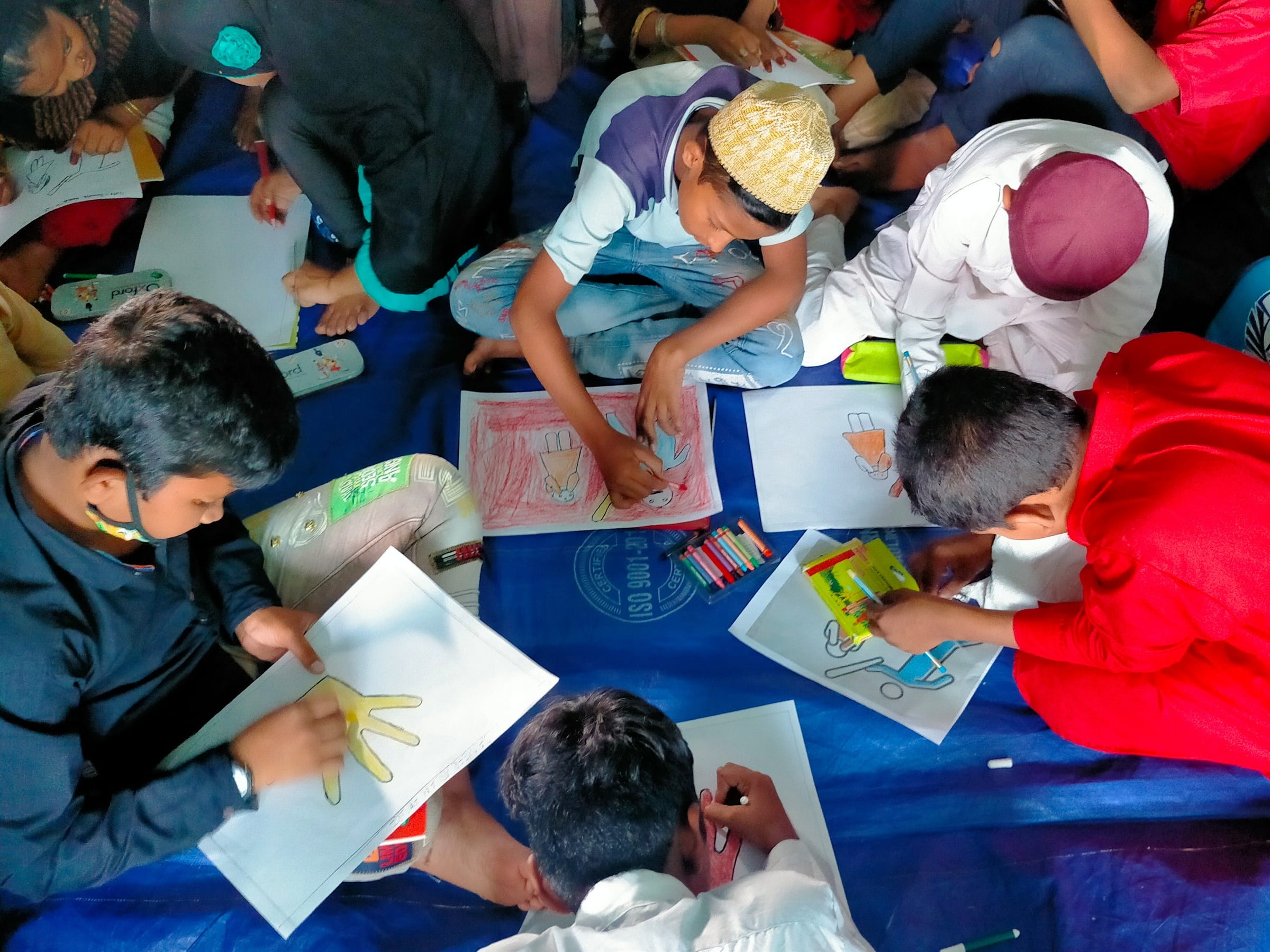 Kinder nehmen an einem Malwettbewerb teil. (Foto: Kurunya Trust)
