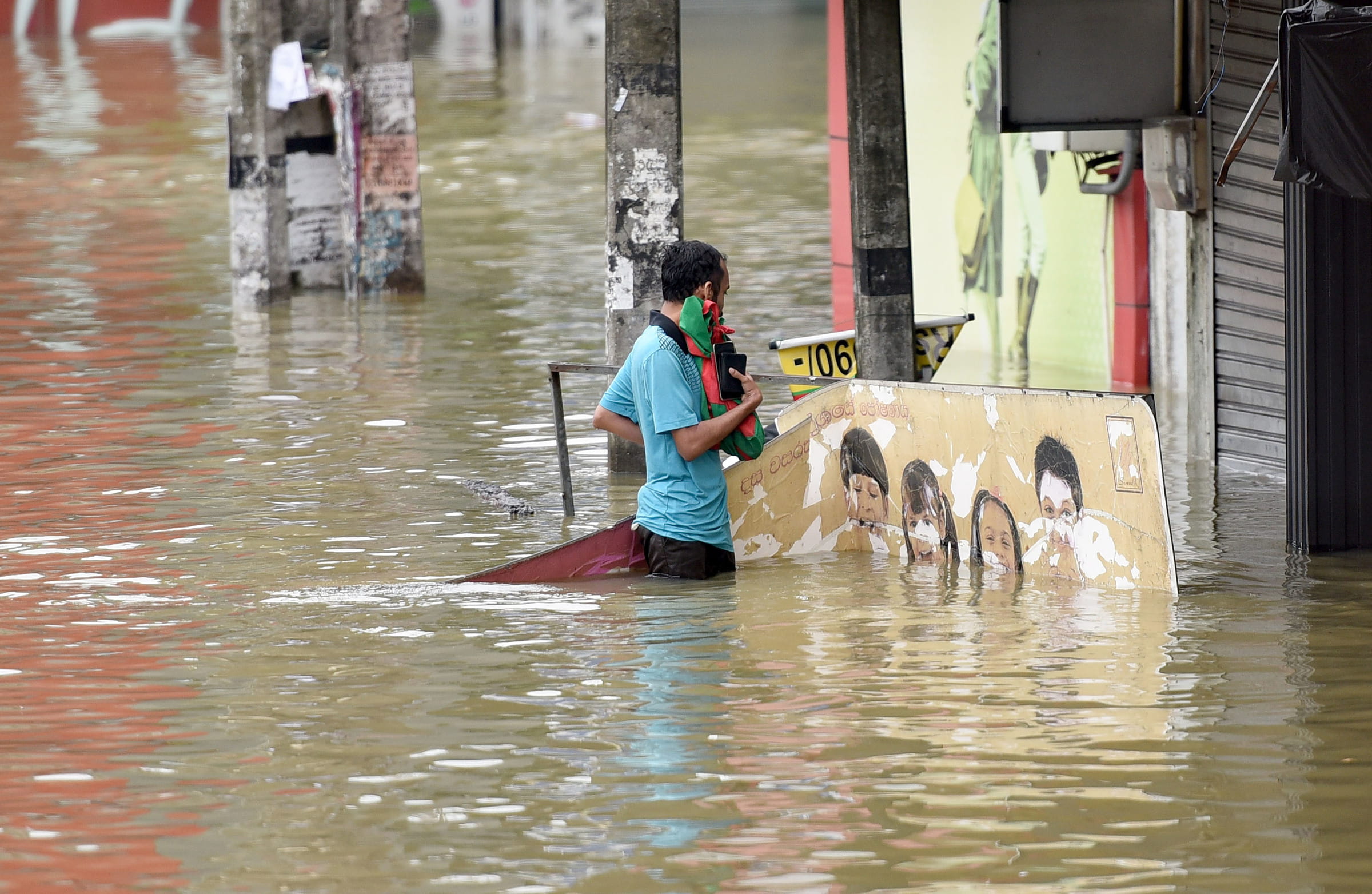 Ein Mann in den überfluteten Straßen im Gampaha District, Sri Lanka. (Foto: APA-Images / Eyevine / Gayan Sameera Xinhua)