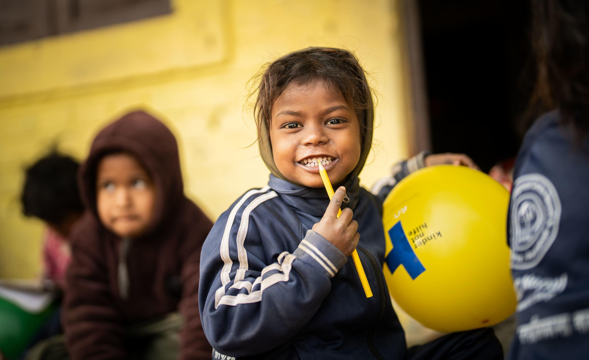 Kind mit Luftballon in einem Kindernothilfe-Projekt in Nepal. Foto : Jakob Studnar / Kindernothilfe.