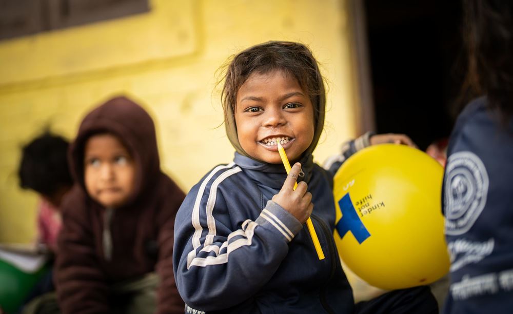Kind mit Luftballon in einem Kindernothilfe-Projekt in Nepal. Foto : Jakob Studnar / Kindernothilfe. Kind mit Luftballon in einem Kindernothilfe-Projekt in Nepal. Foto : Jakob Studnar / Kindernothilfe.