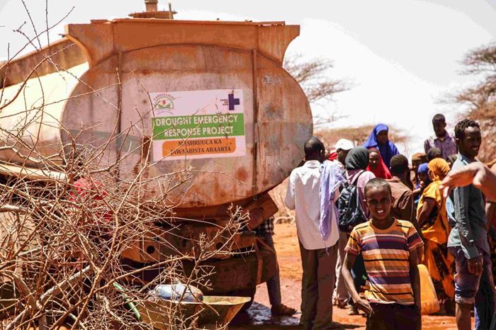 Somalia: Ein Tankwagen, finanziert von der Kindernothilfe, bringt Wasser (Quelle: Angelika Böhling) Somalia: Ein Tankwagen, finanziert von der Kindernothilfe, bringt Wasser (Quelle: Angelika Böhling)